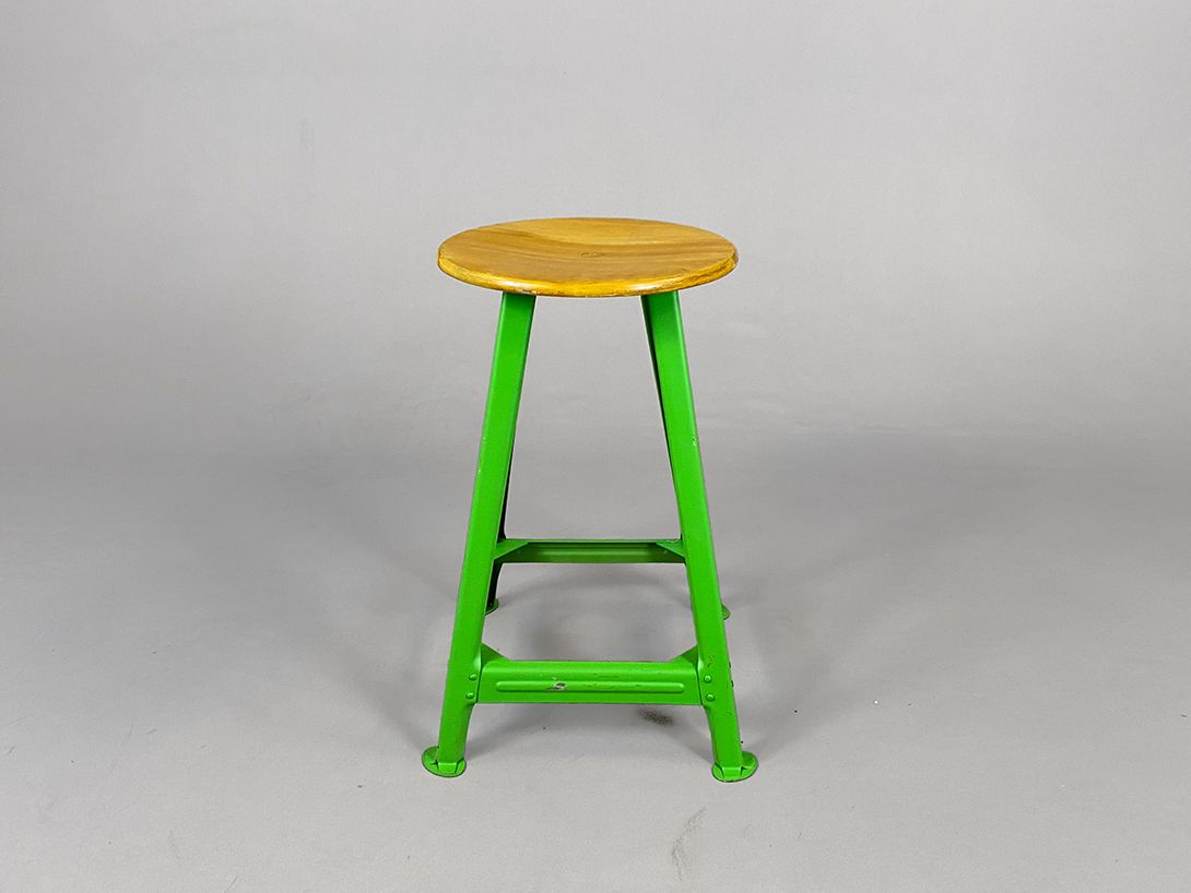 Foto Small Industrial Stool with Bright Green Metal Legs h50x40