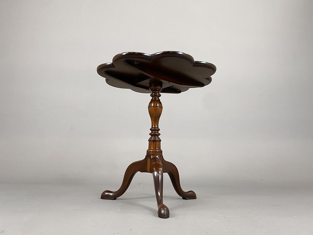 Foto Flower Shaped Side Table h72x68