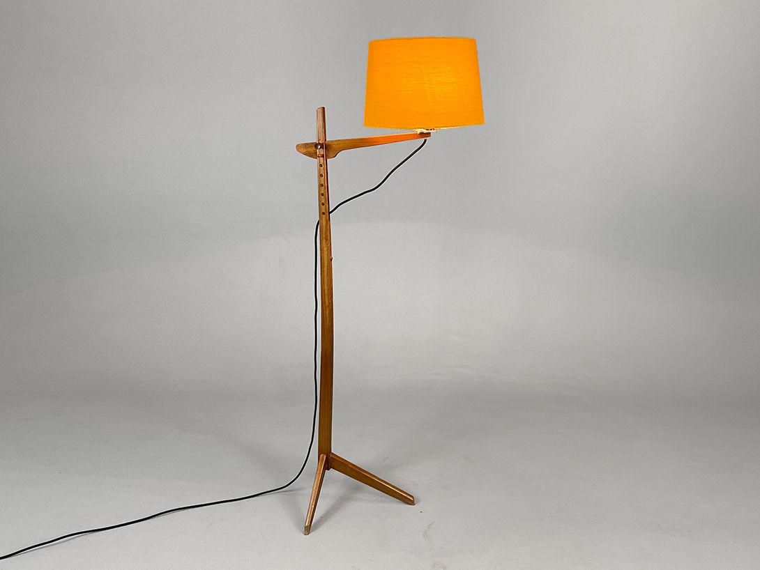 Foto Wooden Floor Lamp with Bright Orange Shade, Prague h159 C1+