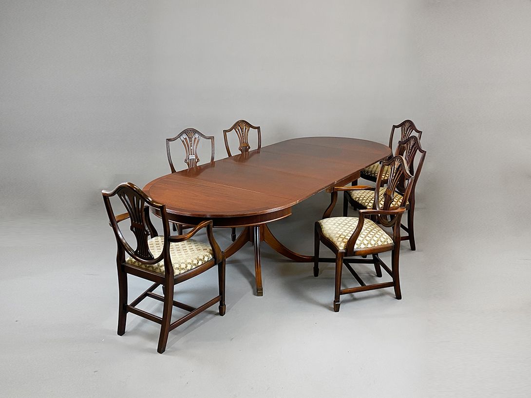 Foto Dark Brown Carved and Upholstered Dining Chair