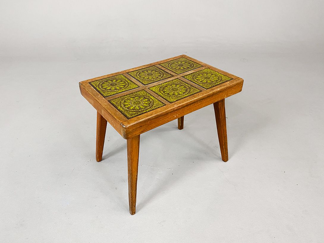 Foto Wooden Side Table with Moss Green Ornament Tiles h32x39x27