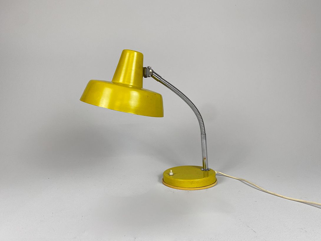 Foto Yellow Metal Desk Lamp h47 RC3