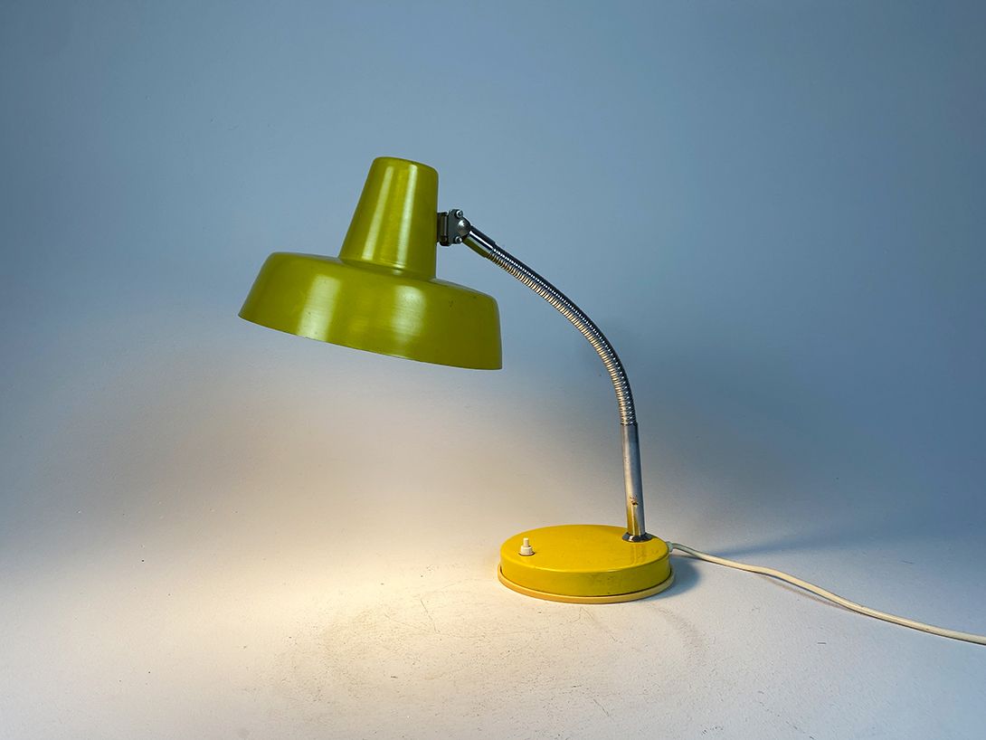 Foto Yellow Metal Desk Lamp h47 RC3
