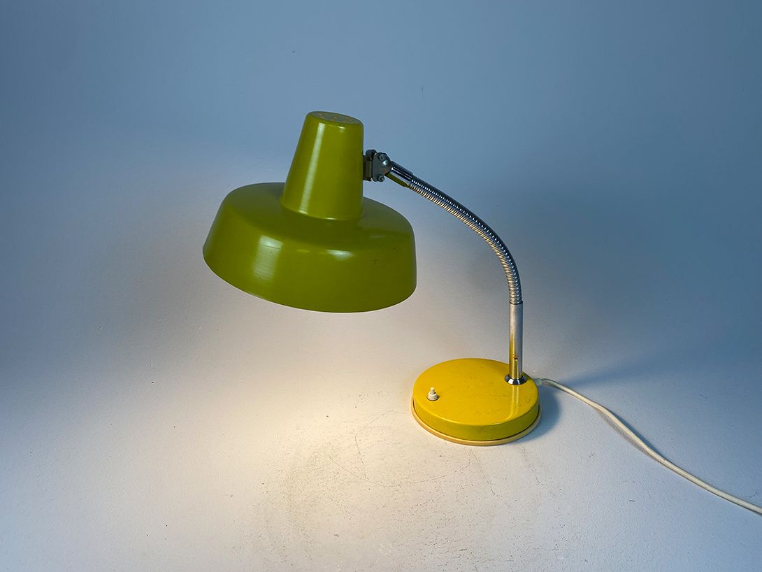 Foto Yellow Metal Desk Lamp h47 RC3