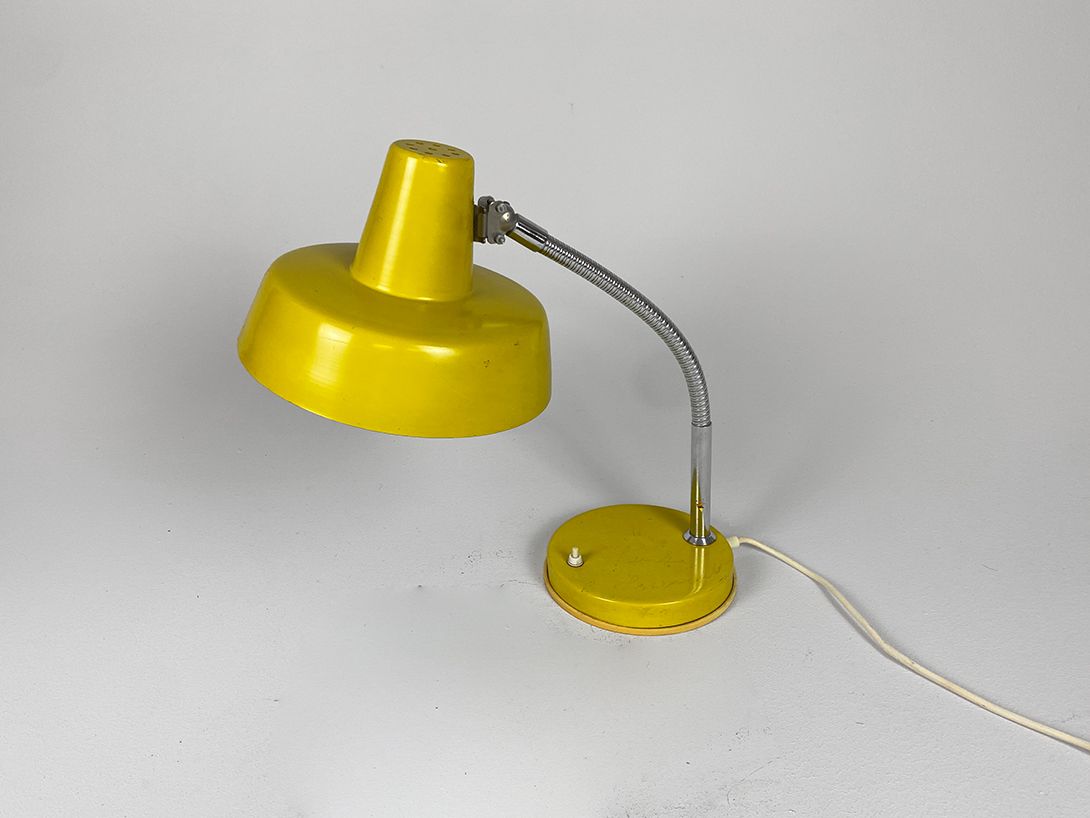 Foto Yellow Metal Desk Lamp h47 RC3