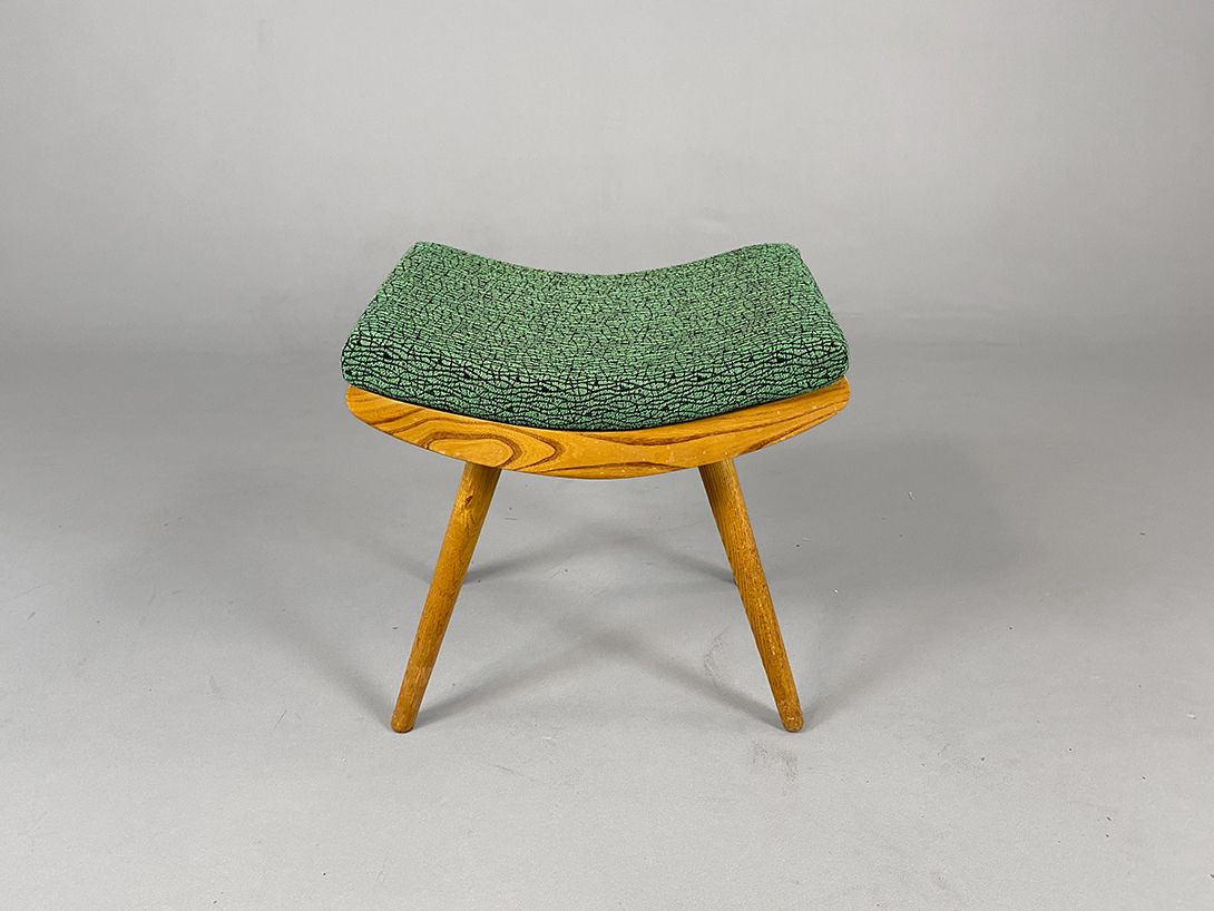 Foto Curved Stool with Green Upholstery
