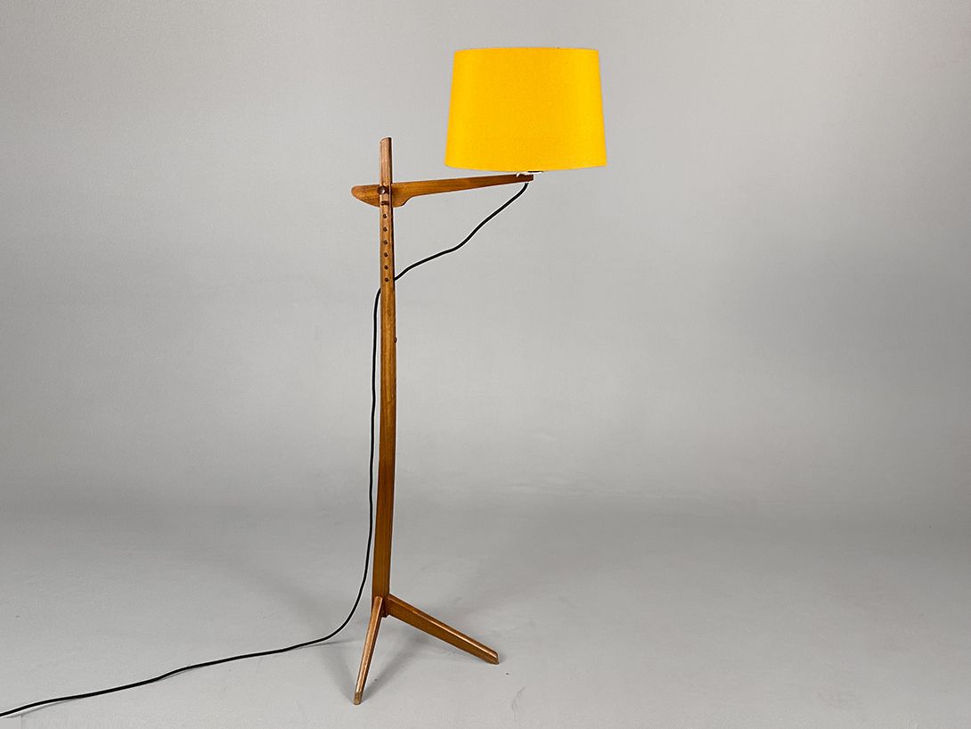 Foto Wooden Floor Lamp with Bright Orange Shade, Prague h159 C1+