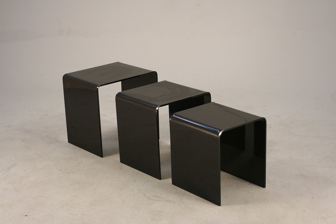 Foto Set of Three Black Plastic Nesting Tables 1973 h40x40x33