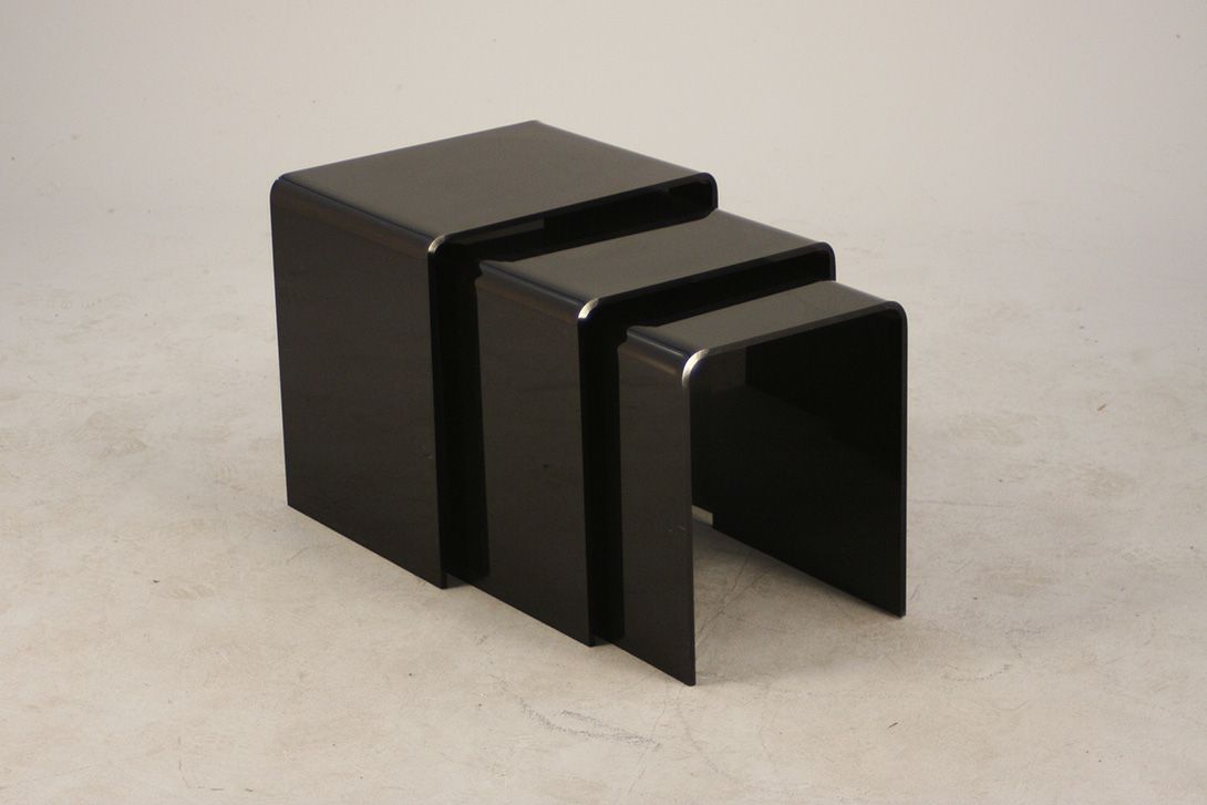 Foto Set of Three Black Plastic Nesting Tables 1973 h40x40x33