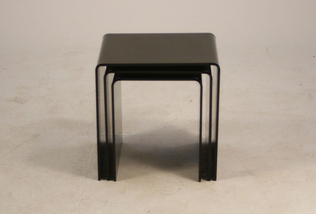 Foto Set of Three Black Plastic Nesting Tables 1973 h40x40x33