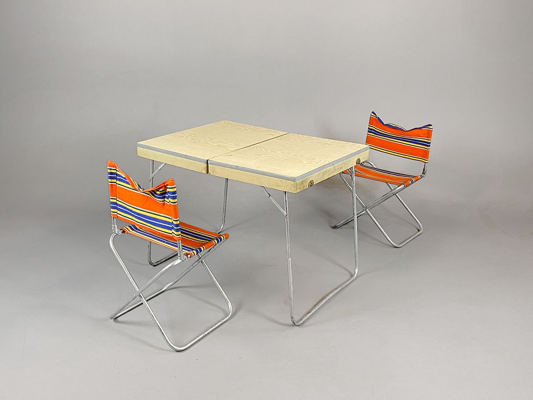 Foto Camping Case, Folds Out Into a Dining Set