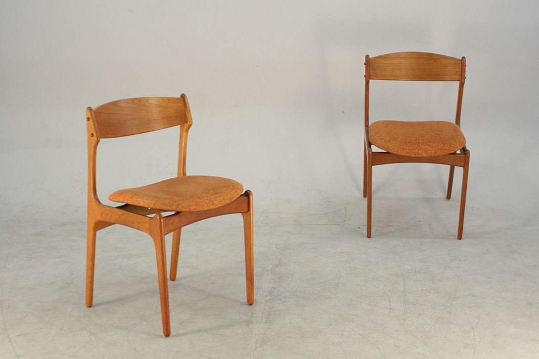 Foto Teak Dining Chairs with Orange Cushions
