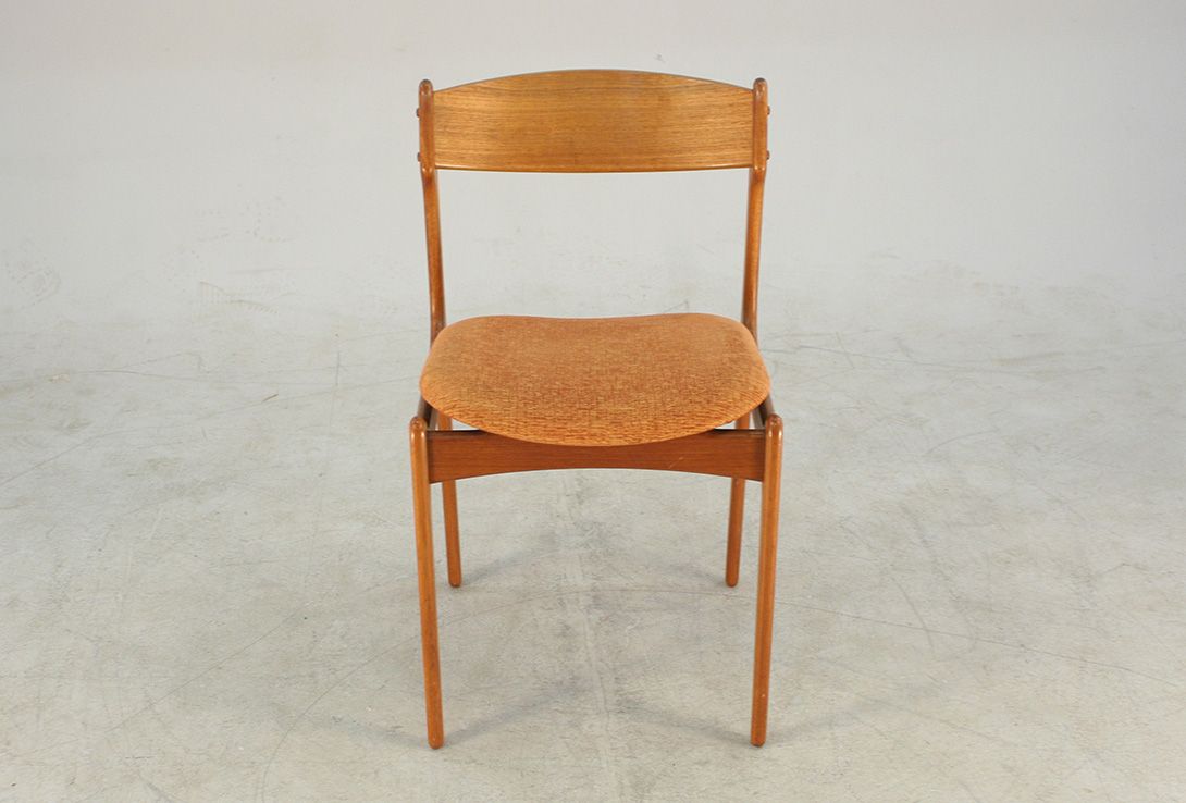 Foto Teak Dining Chairs with Orange Cushions