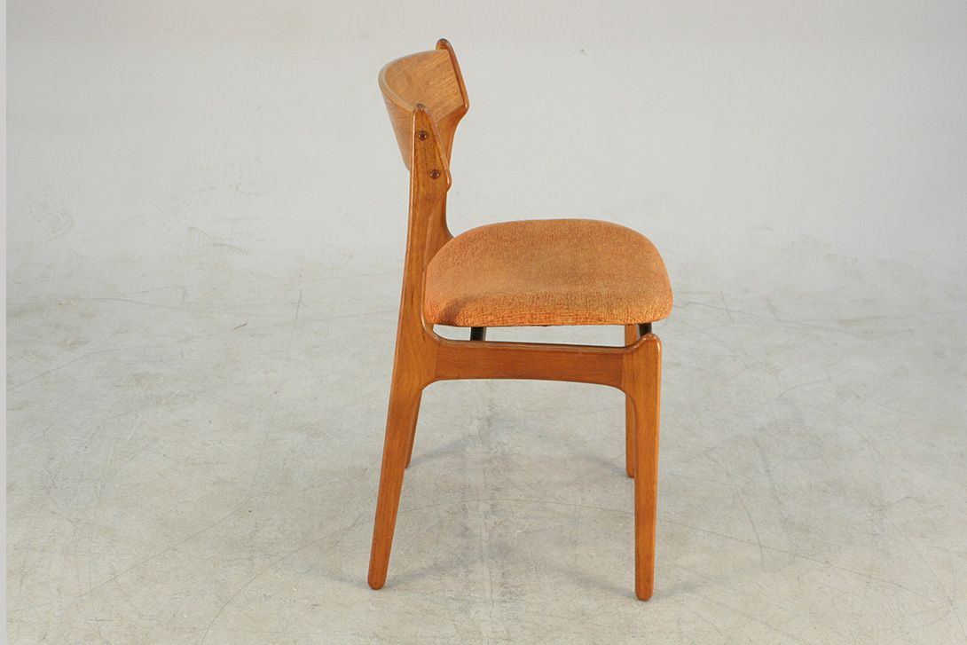 Foto Teak Dining Chairs with Orange Cushions