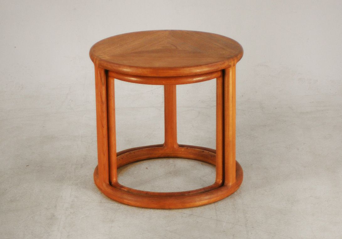 Foto Set of Two Round Teak Nesting Tables h46x53