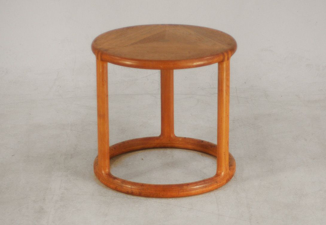 Foto Set of Two Round Teak Nesting Tables h46x53