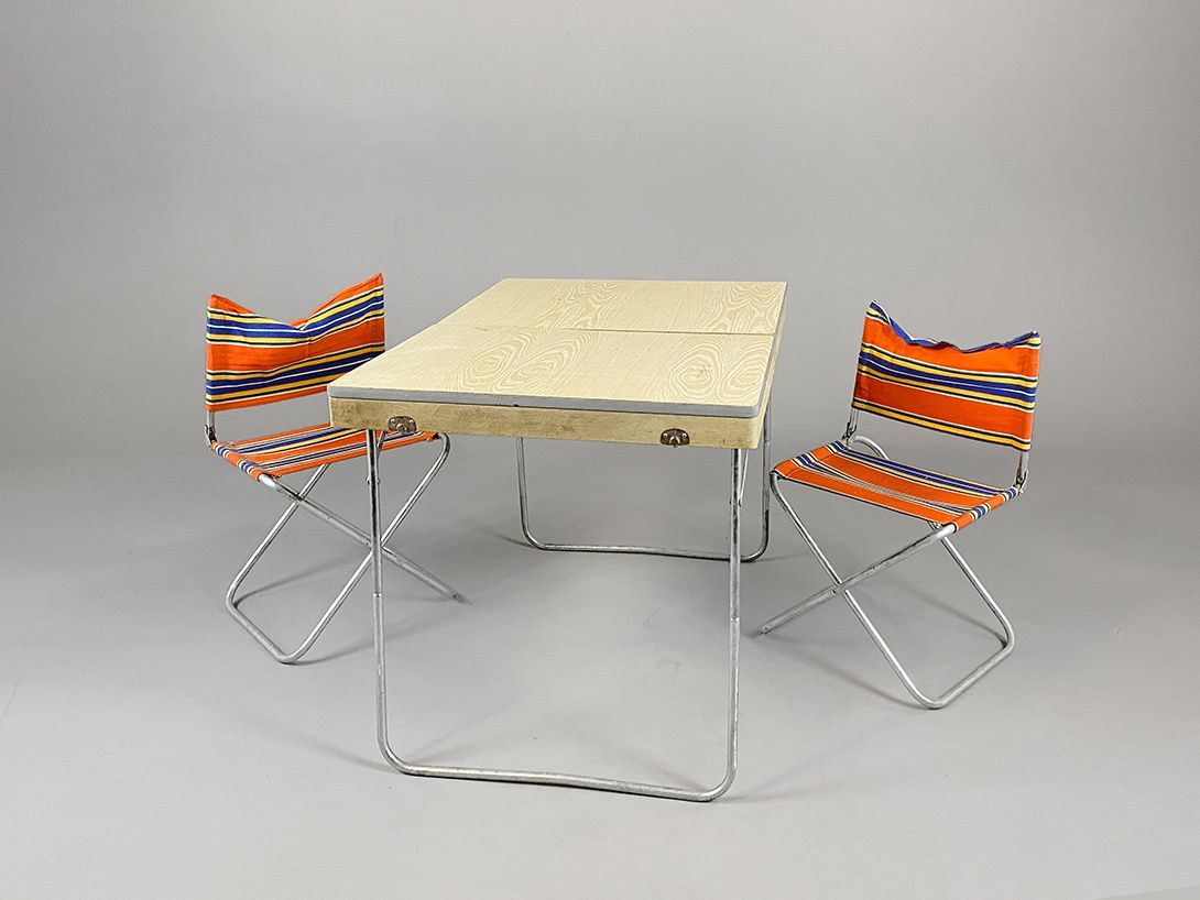 Foto Camping Case, Folds Out Into a Dining Set