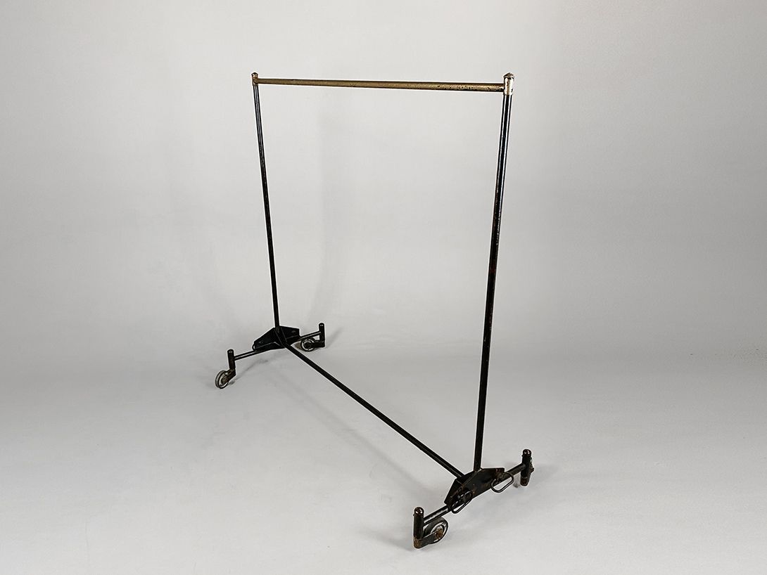 Foto Black and Brass Metal Wardrobe on Wheels h153x153x67