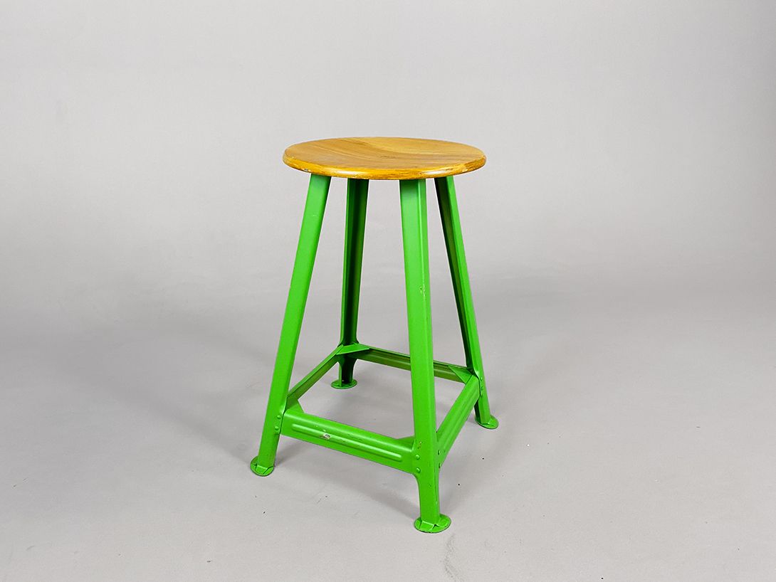 Foto Small Industrial Stool with Bright Green Metal Legs h50x40