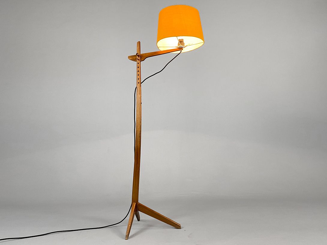 Foto Wooden Floor Lamp with Bright Orange Shade, Prague h159 C1+