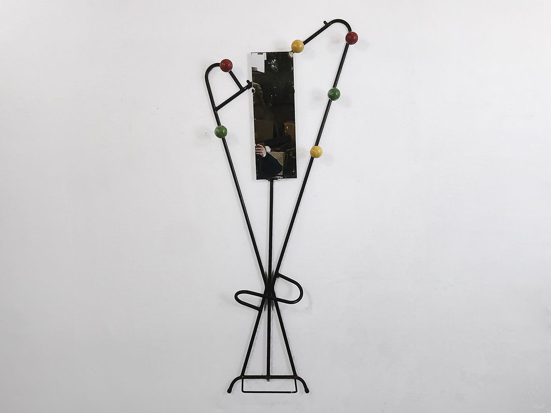 Foto 70s Style Mirror Wardrobe with Colorful Coat Hooks