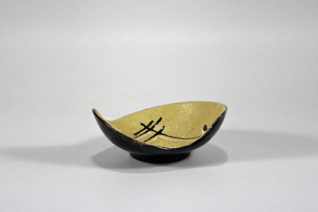 Foto Black and Yellow Ceramic Bowl