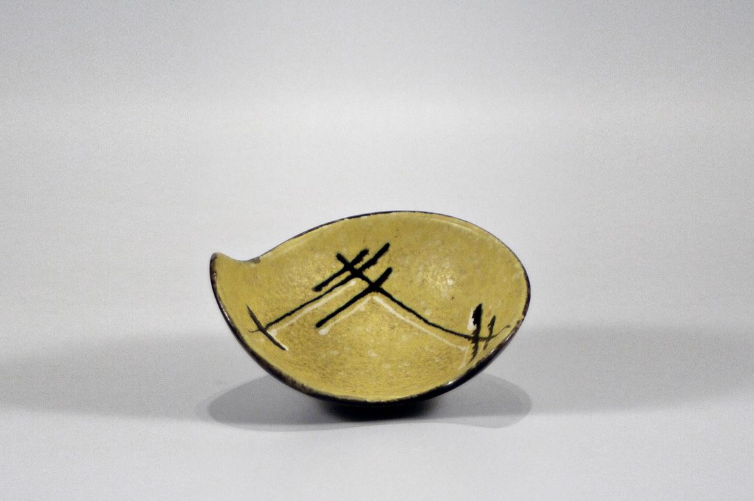 Foto Black and Yellow Ceramic Bowl
