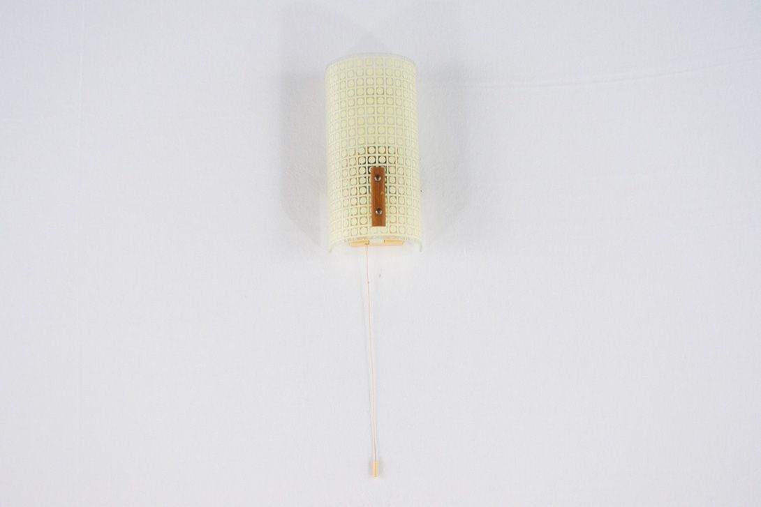 Foto Glass Wall Lamp with Small Wood Detail