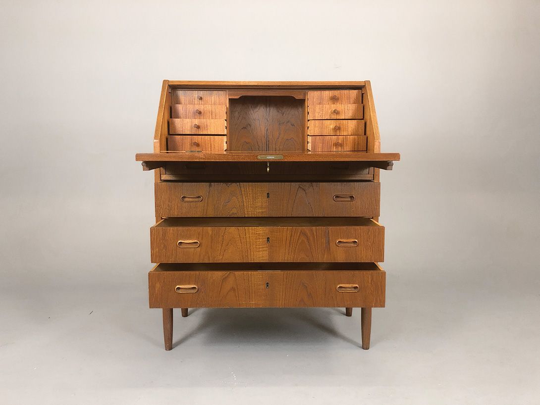 Foto Wooden Secretary with lots of Storage Space h106