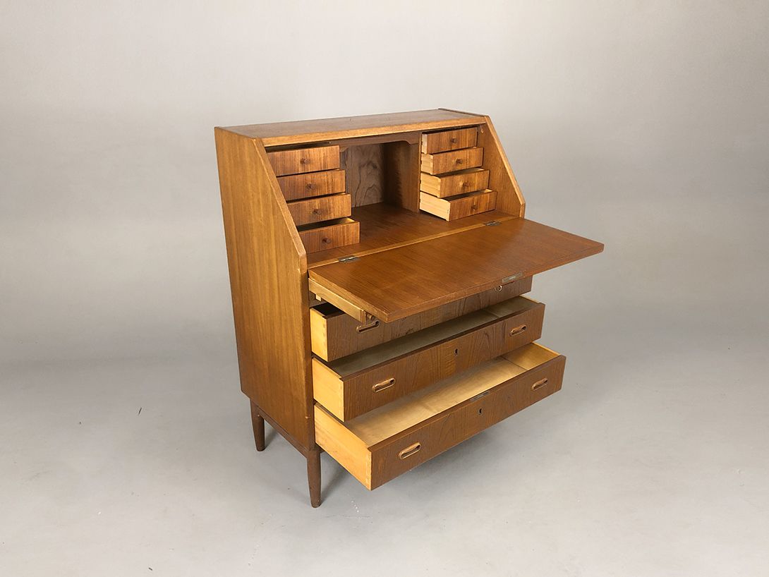 Foto Wooden Secretary with lots of Storage Space h106