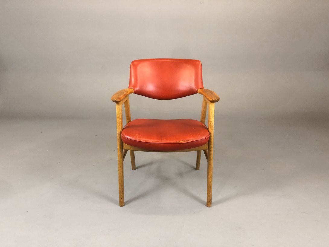Foto Wooden Armchair with Red Leather Upholstery