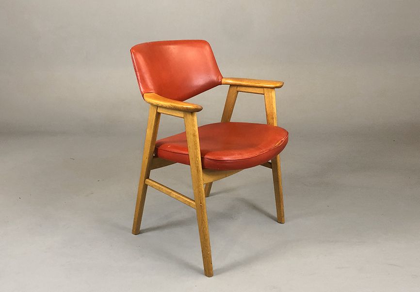 Foto Wooden Armchair with Red Leather Upholstery