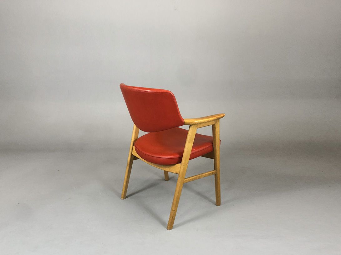 Foto Wooden Armchair with Red Leather Upholstery