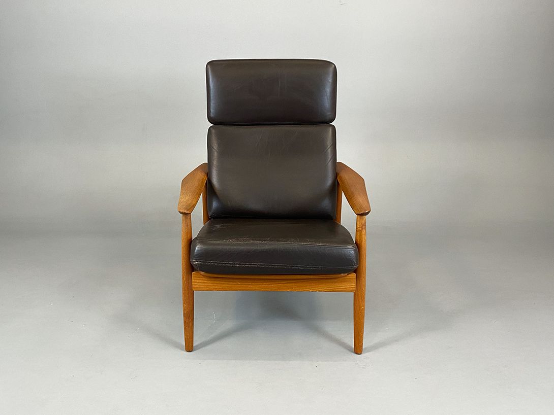 Foto Arne Vodder High Back Leather Armchair with Teak Frame