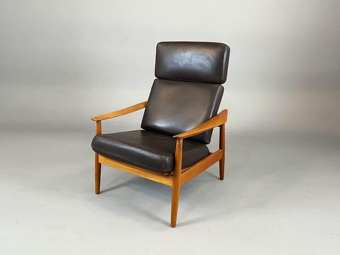 Foto Arne Vodder High Back Leather Armchair with Teak Frame
