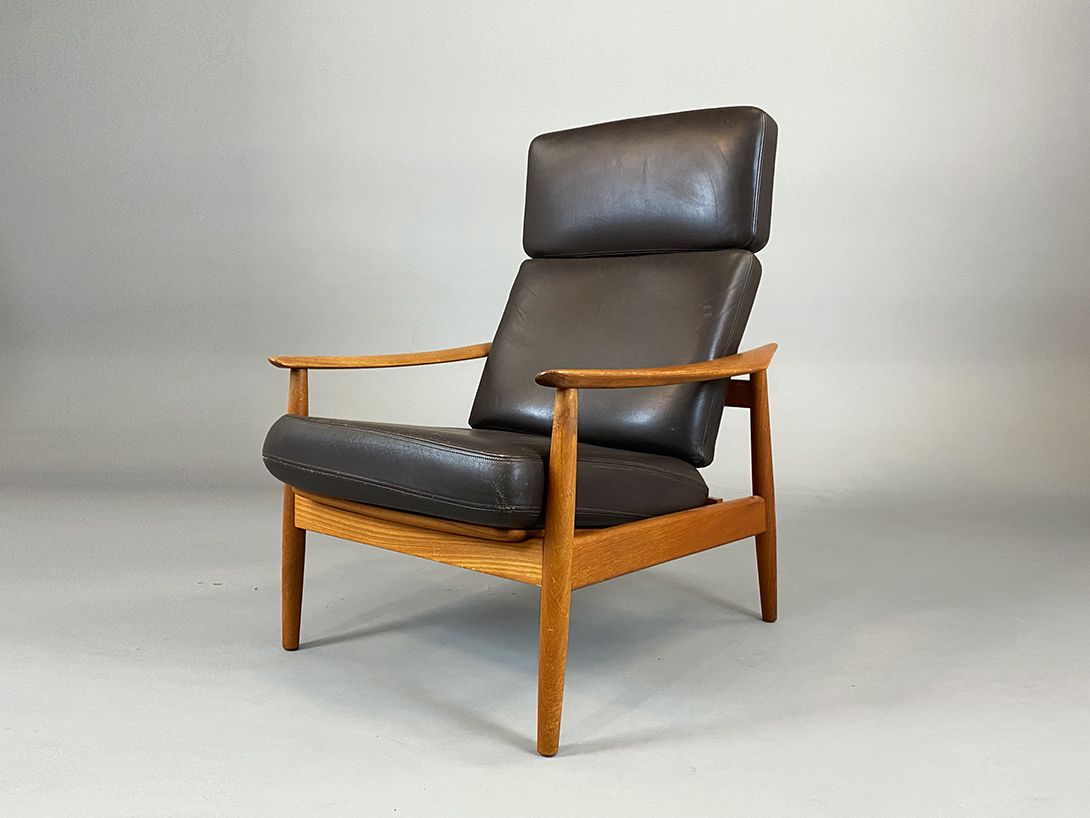 Foto Arne Vodder High Back Leather Armchair with Teak Frame