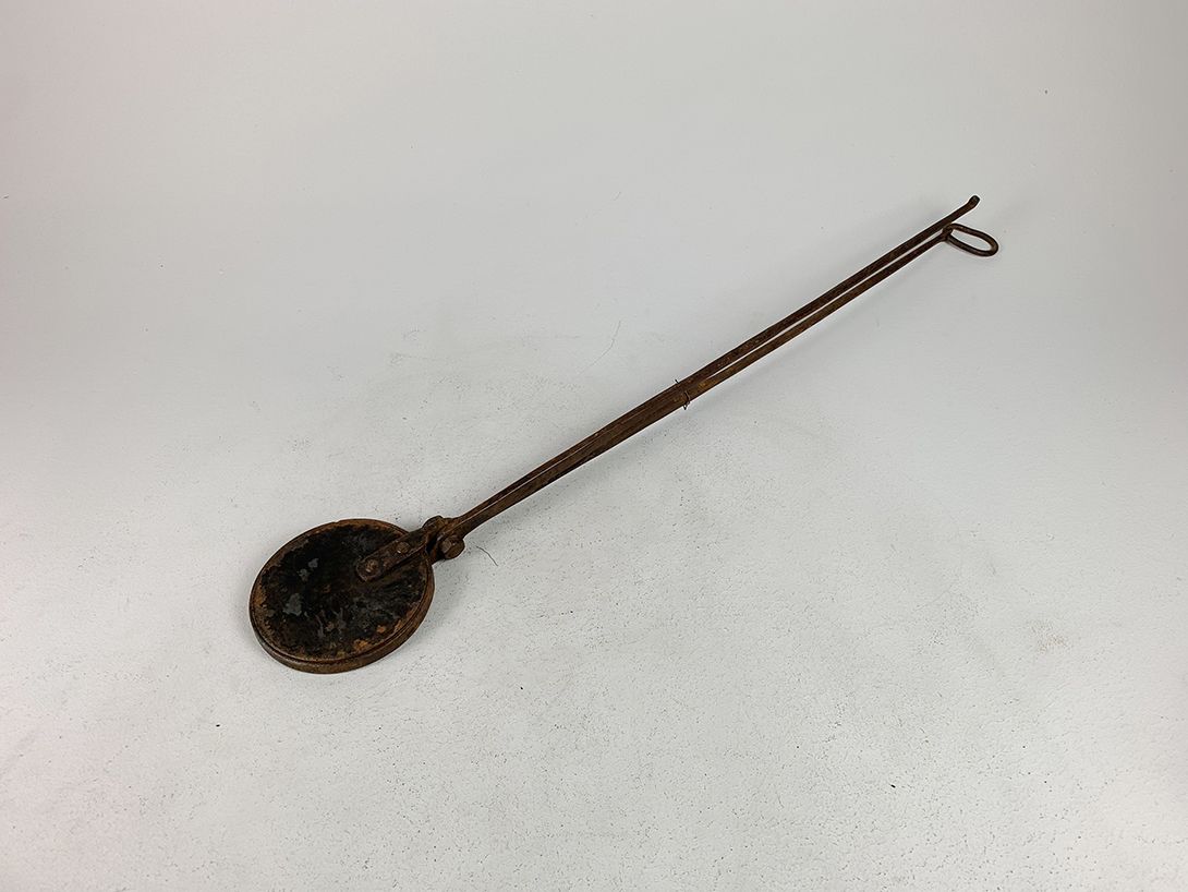 Foto Antique Round Waffle Iron with Long Handles 85cm
