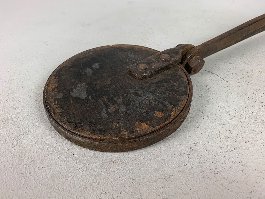 Foto Antique Round Waffle Iron with Long Handles 85cm