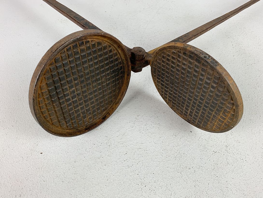 Foto Antique Round Waffle Iron with Long Handles 85cm