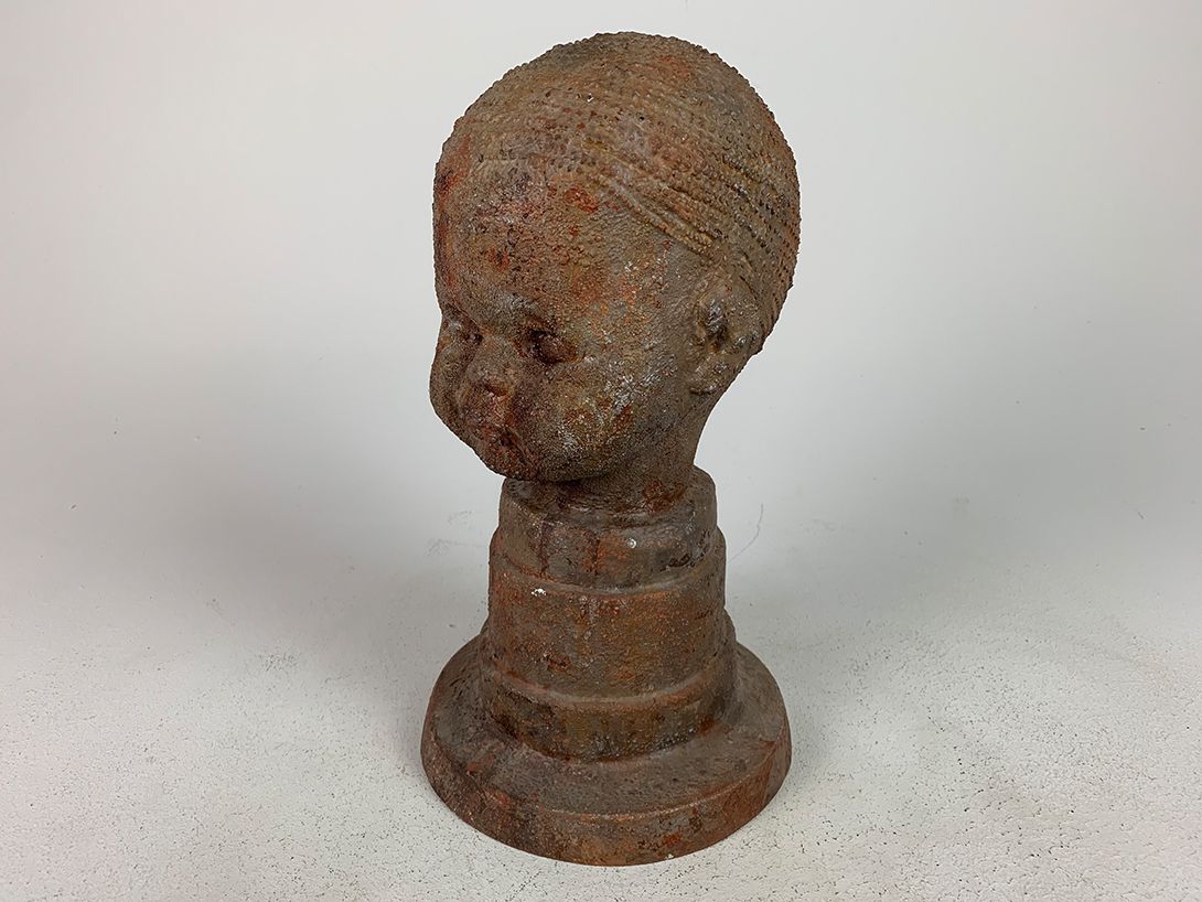Foto Brutalist Sculpture Doll&#8217;s Head Metal Look h33