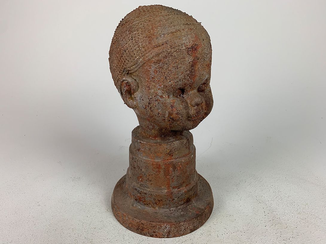 Foto Brutalist Sculpture Doll&#8217;s Head Metal Look h33