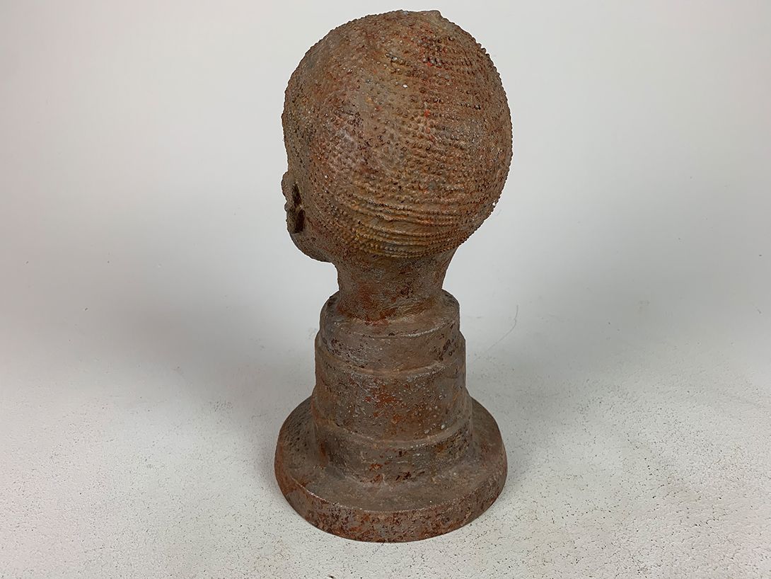 Foto Brutalist Sculpture Doll&#8217;s Head Metal Look h33