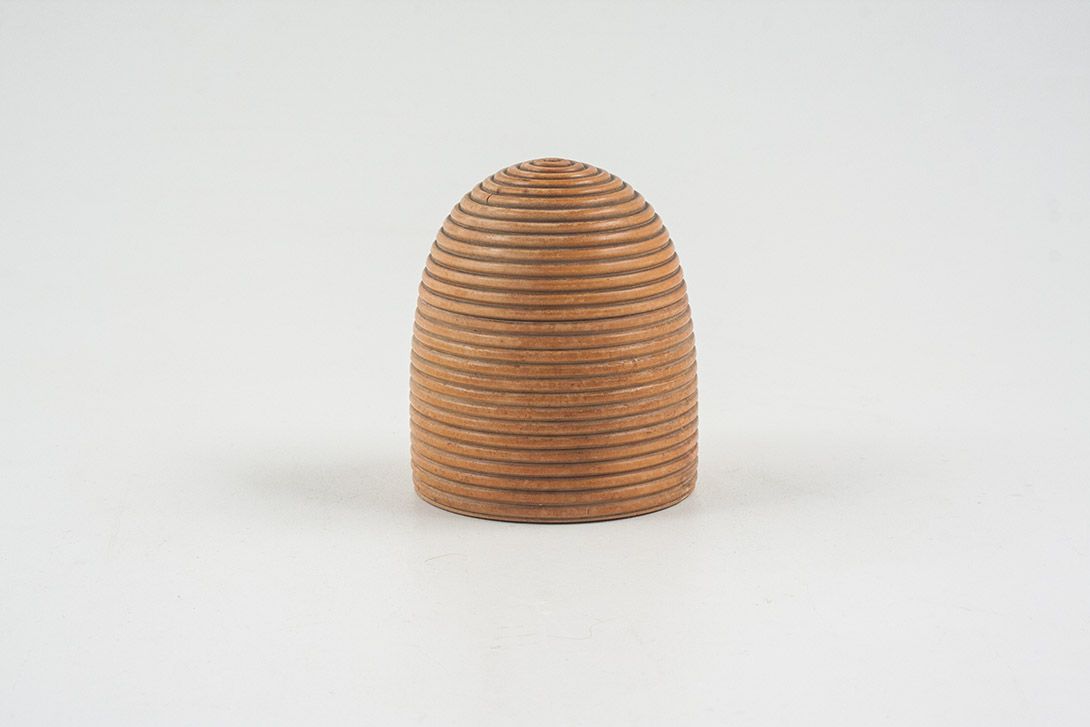 Foto Small Carved Wooden Sculpture Beehive