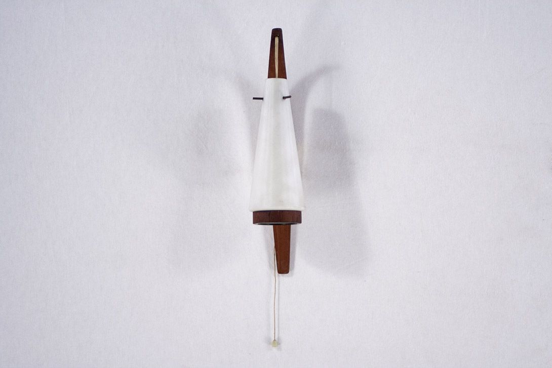 Foto Wooden Wall Lamp with White Glass Shade