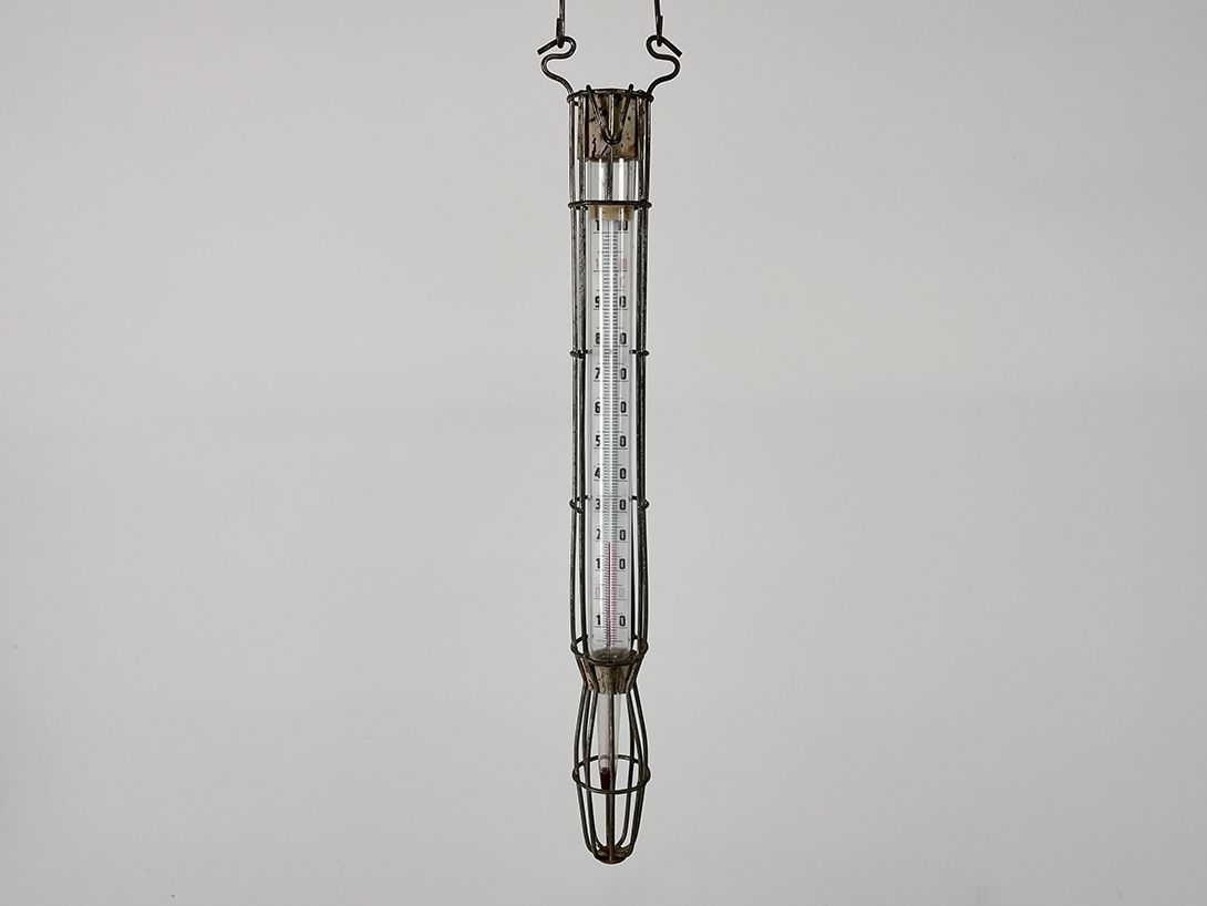Foto Hanging Metal Thermometer