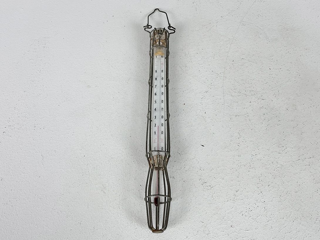 Foto Hanging Metal Thermometer