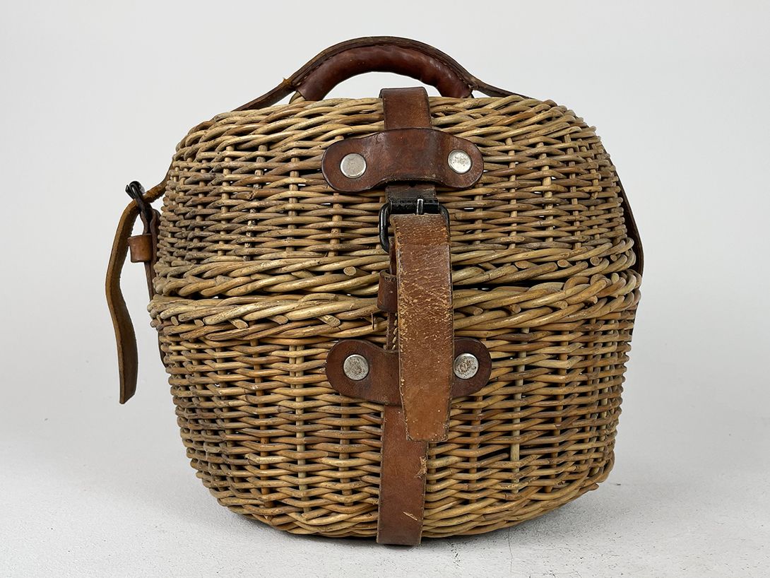 Foto Antique Picnic Basket