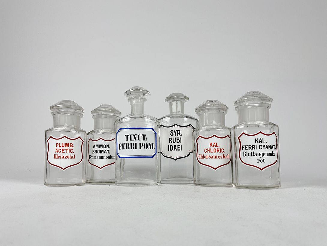 Foto Set of Various Pharmacy Bottles