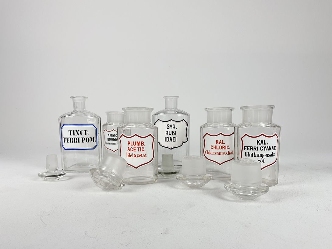 Foto Set of Various Pharmacy Bottles
