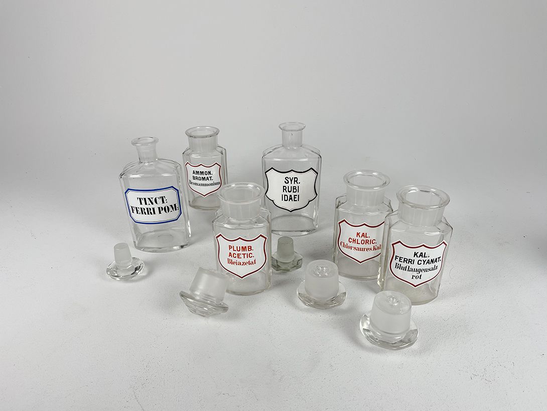 Foto Set of Various Pharmacy Bottles